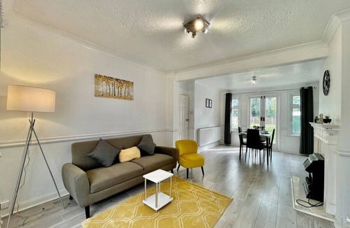 Gooshays House | Modern 4 Bed Romford Home (Free Parking)