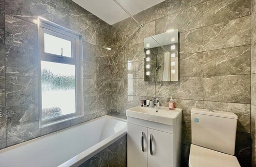 Gooshays House | Modern 4 Bed Romford Home (Free Parking)