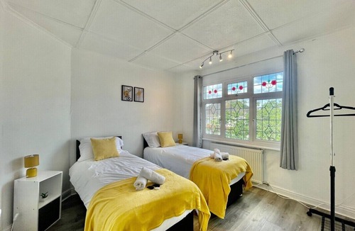 Gooshays House | Modern 4 Bed Romford Home (Free Parking)