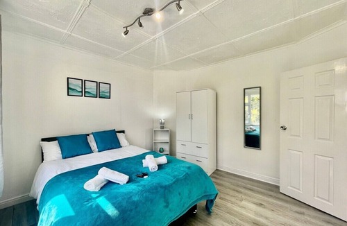 Gooshays House | Modern 4 Bed Romford Home (Free Parking)