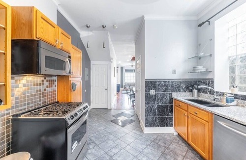 Bronzeville Condo | Modern 4 Bedroom Greystone | White Sox