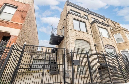 Bronzeville Condo | Modern 4 Bedroom Greystone | White Sox