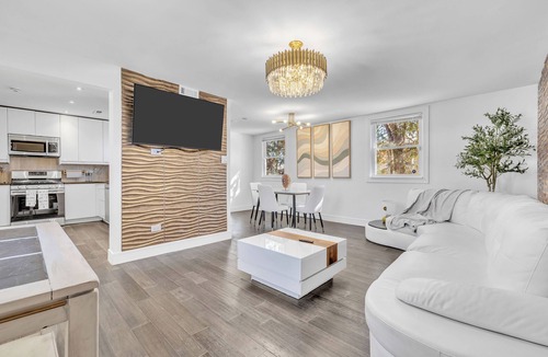 Westmont House | Modern 4-bedroom house in peaceful Westmont area