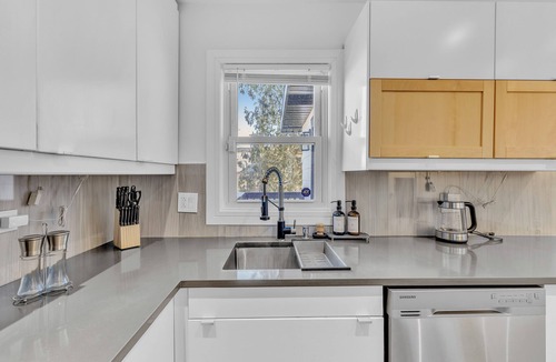 Westmont House | Modern 4-bedroom house in peaceful Westmont area