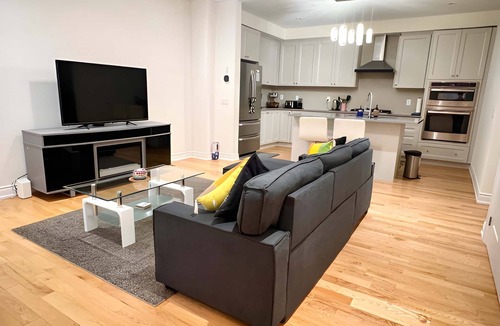 Ajax House | Modern 4‑Bedroom Retreat I 2‑Car Parking I Steps from the Ajax Waterfront