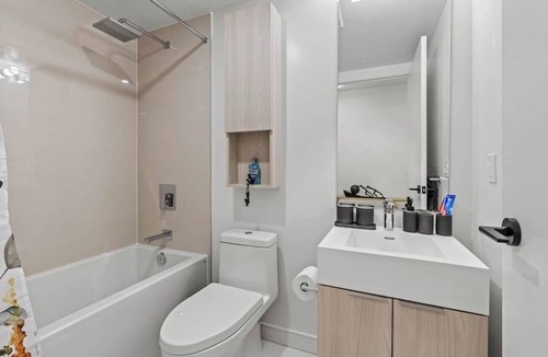 Downtown Toronto Hotel | Modern 4 Bedroom Suite with 3 Baths close to the Distillery District