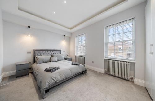 Cathedrals House | Modern 4 Bedroom Townhouse with Cinema Room in the heart of London SE1