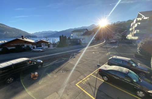 Faulensee Apartment | Modern 4-room apartment with lake and mountain views