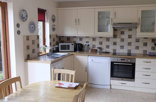 West Clandon Apartment | Modern 4 Star Apartment for two people. Wifi. Ample parking.