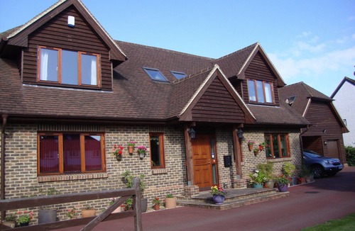 West Clandon Apartment | Modern 4 Star Apartment for two people. Wifi. Ample parking.