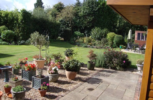 West Clandon Apartment | Modern 4 Star Apartment for two people. Wifi. Ample parking.