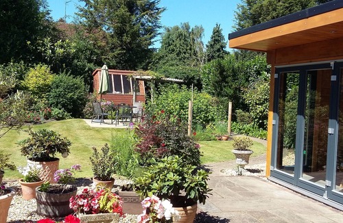 West Clandon Apartment | Modern 4 Star Apartment for two people. Wifi. Ample parking.