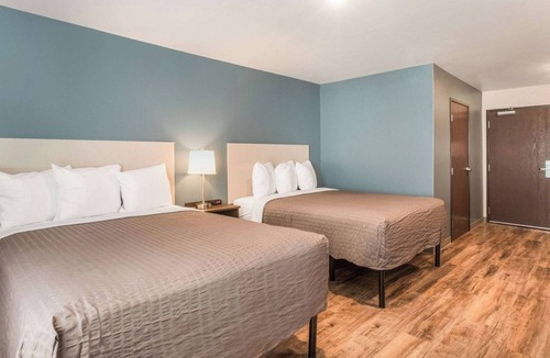 Newnan Hotel | Modern 4 Suites in Queen Size Beds w/Kitchen