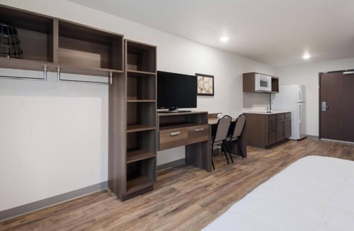 Newnan Hotel | Modern 4 Suites in Queen Size Beds w/Kitchen