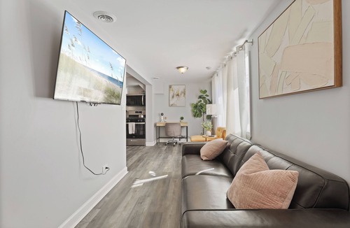 Highland Park House | Modern 4BD 2BA Home Near Downtown/Metra