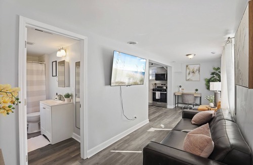 Highland Park House | Modern 4BD 2BA Home Near Downtown/Metra