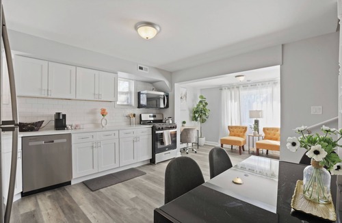 Highland Park House | Modern 4BD 2BA Home Near Downtown/Metra
