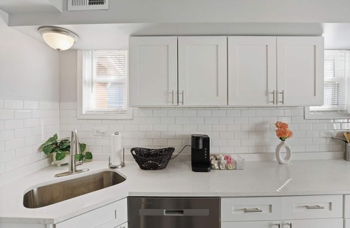 Highland Park House | Modern 4BD 2BA Home Near Downtown/Metra