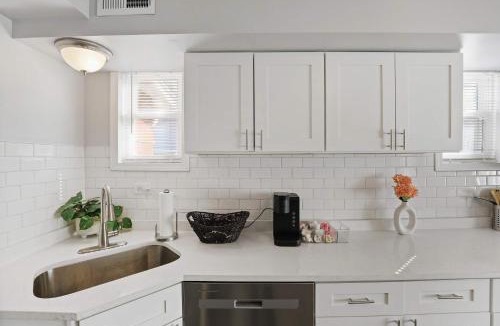 Russell House | Modern 4BD 2BA Home Near Downtown Metra