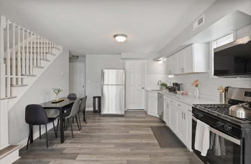 Russell House | Modern 4BD 2BA Home Near Downtown Metra