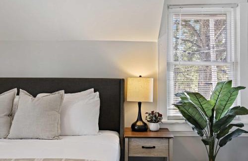 Russell House | Modern 4BD 2BA Home Near Downtown Metra