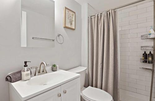 Russell House | Modern 4BD 2BA Home Near Downtown Metra
