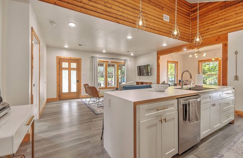 Johnson City House | Modern 4BD/4.5BA Home Near ETSU, Mountain Home VA, JCMC, & Downtown JC