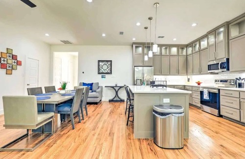 West Dallas House | Modern 4BD, Best in the West, Dallas Area