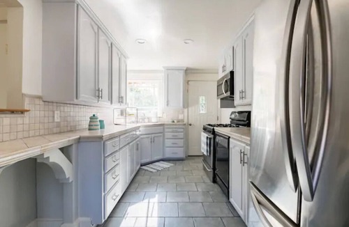 Shoreline West House | Modern 4bd Getaway In Downtown MV With Pool!