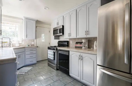 Shoreline West House | Modern 4bd Getaway In Downtown MV With Pool!