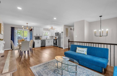 Lake in the Hills House | Modern 4BD Home in Lake Hills Pet friendly