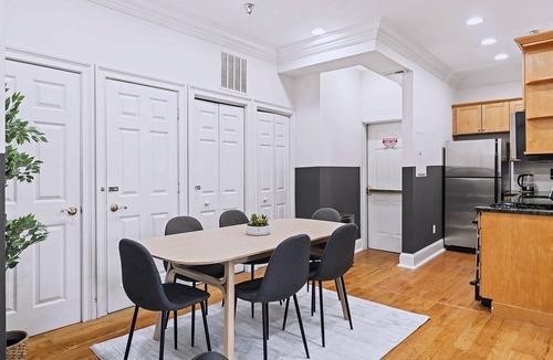 Old City Apartment | Modern 4BD Home Sleeps 10 by Old City Center Plaza