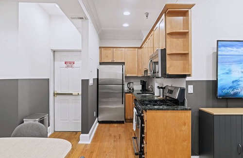 Old City Apartment | Modern 4BD Home Sleeps 10 by Old City Center Plaza