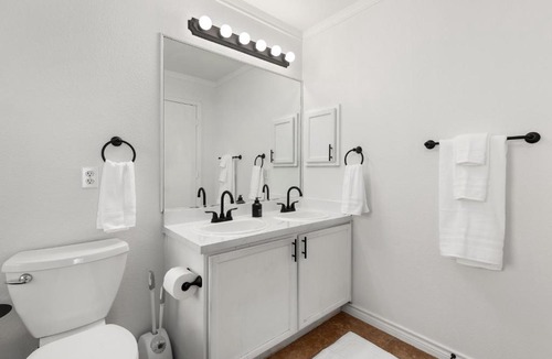 Wetmore House | Modern 4bd sleeps 8, min from 6 Flags Fiesta Texas