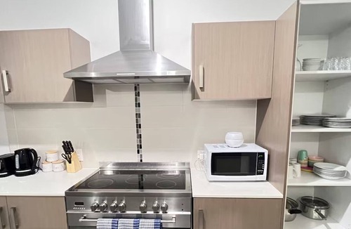 Hillcrest House | Modern 4BDR 5 Beds Ensuite & A/C 2 bath