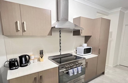 Hillcrest House | Modern 4BDR 5 Beds Ensuite & A/C 2 bath