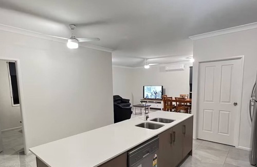 Hillcrest House | Modern 4BDR 5 Beds Ensuite & A/C 2 bath