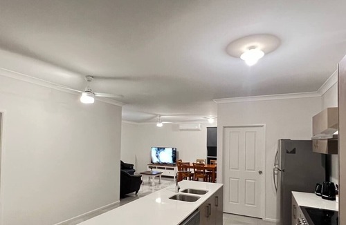 Hillcrest House | Modern 4BDR 5 Beds Ensuite & A/C 2 bath