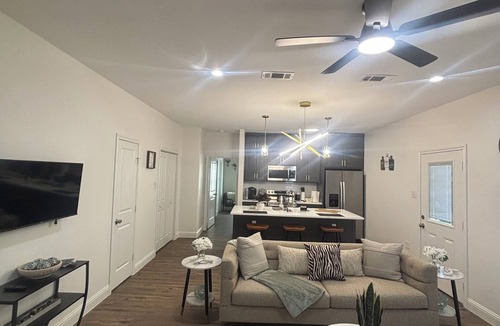 Fort Worth House | Modern 4BR/2.5BA Townhouse in the Heart of Fort Worth