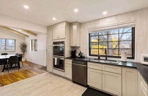 South Lyon House | Modern 4BR/3BA South Lyon Getaway