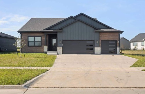 Waukee House | Modern 4BR/3BA Urbandale Home Near DSM