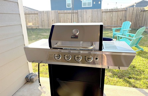 Magnolia House | Modern 4br 4 king beds Workspace 75" TV Fire pit Pets OK!
