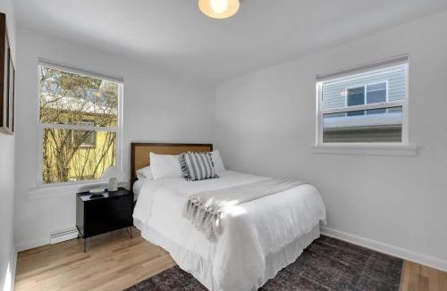 Franklin to the Fort House | Modern 4BR Bungalow with AC, Fire Pit, and BBQ