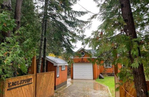 Waubaushene House | Modern 4BR Cottage, Hot Tub & Sauna on Tay Trail
