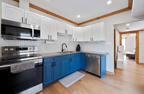 Waubaushene House | Modern 4BR Cottage, Hot Tub & Sauna on Tay Trail