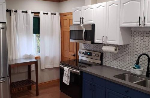 Waubaushene House | Modern 4BR Cottage, Hot Tub & Sauna on Tay Trail