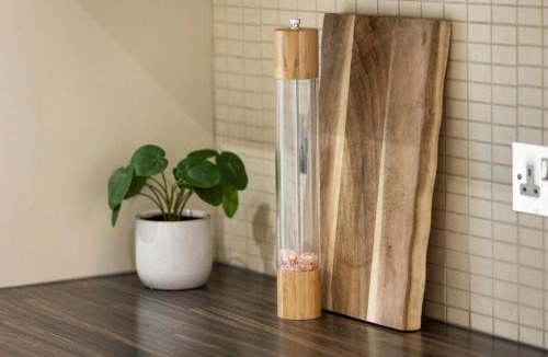 Shacklewell Apartment | Modern 4BR Flat Sleeps 13 Perfect for Big Groups