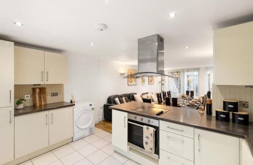 Shacklewell Apartment | Modern 4BR Flat Sleeps 13 Perfect for Big Groups