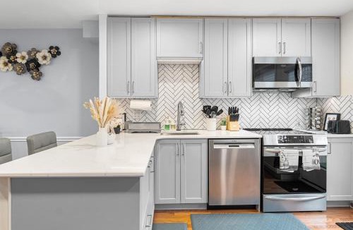 Old Town West House | Modern 4BR Getaway 3 Min to OldTown Walk to Metro
