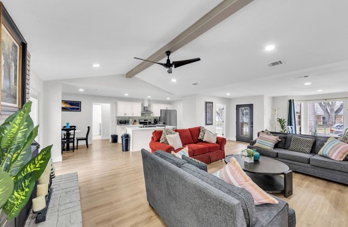 Garland House | Modern 4BR Home 8 Beds 10 Guests Family Stay